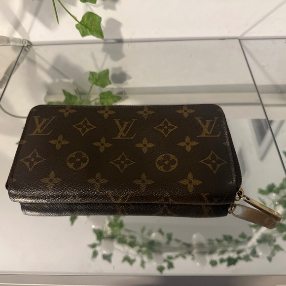 Monogrammed Louis Vuitton Zippy Wallet - Picture 1 of 4